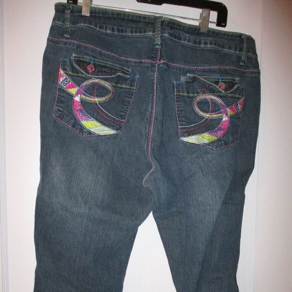 Embroidered & Applique Crop Jeans Plus 20W - Picture 7 of 9
